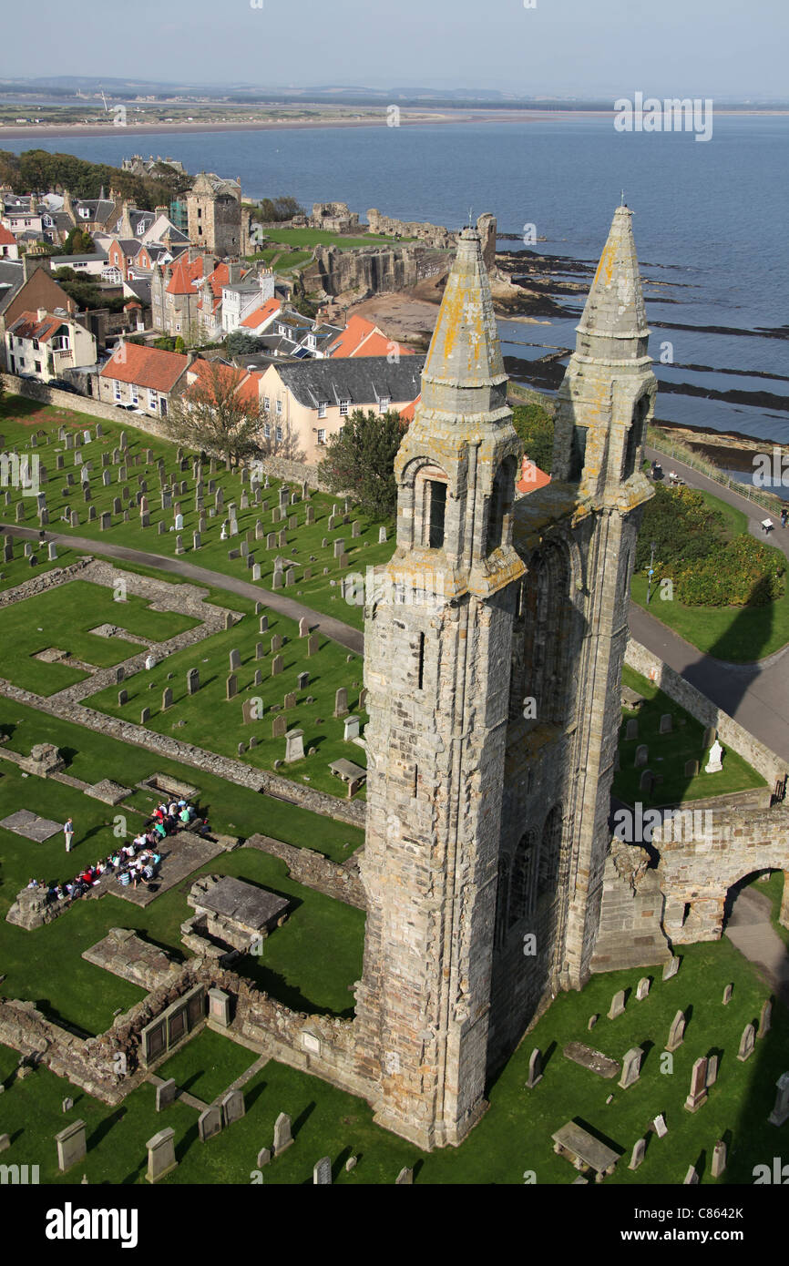 Stadt von Str. Andrews, Schottland. Luftbild OfSt Ruinen Andrews Kathedrale mit dem Osten Giebel im Vordergrund. Stockfoto