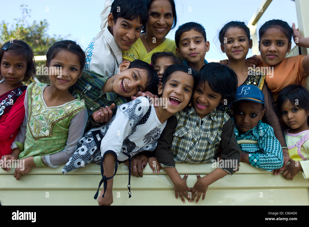 Indische Kinder hinter TATA LKW am Mehrauli, New Delhi, Indien Stockfoto
