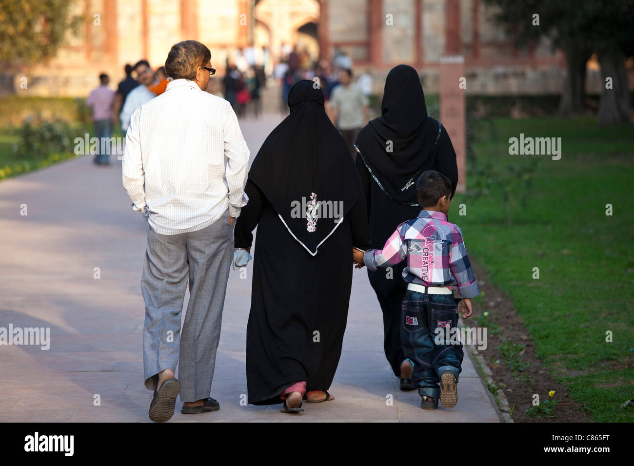 Muslimische Familie Besucher am Grab Humayuns, Weltkulturerbe 16. Jahrhundert erbaut in Neu-Delhi, Indien Stockfoto