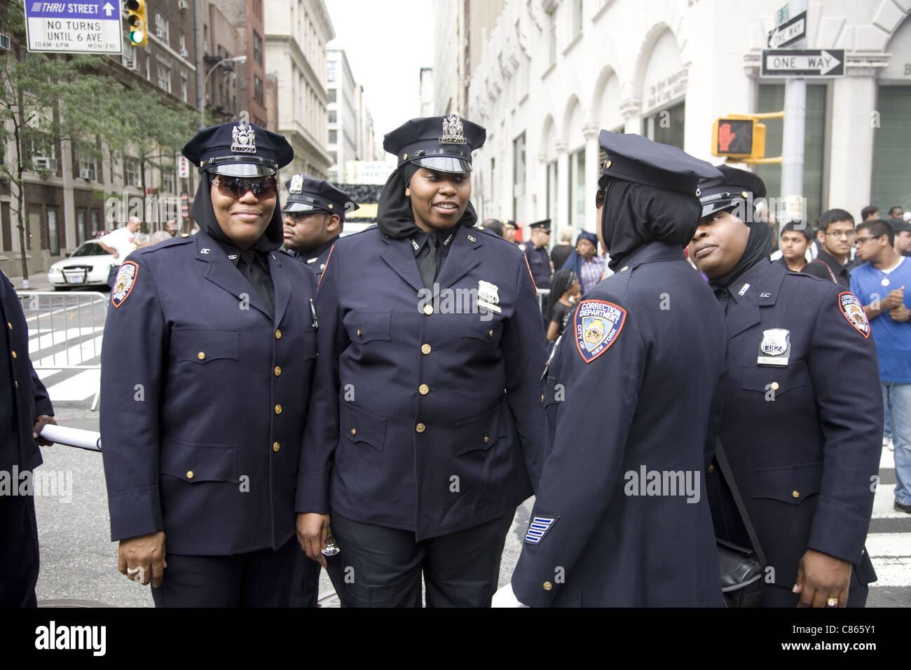 2011: muslimische amerikanische Parade. Madison Avenue, New York City. Islamische weibliche Mitglieder des NYPD. Stockfoto