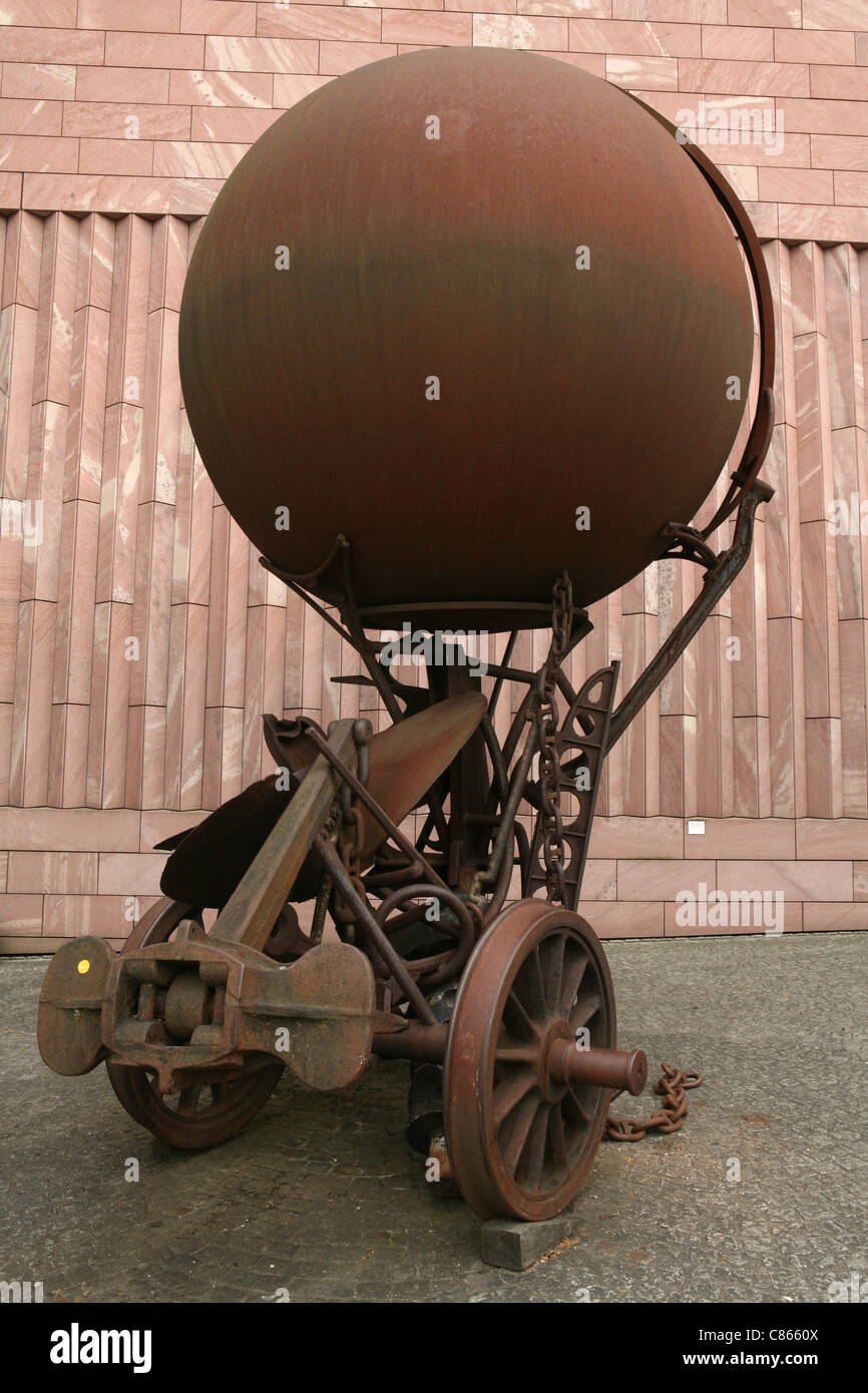 Skulptur von Jean Tinguely vor dem Museum Tinguely in Basel, Schweiz. Stockfoto