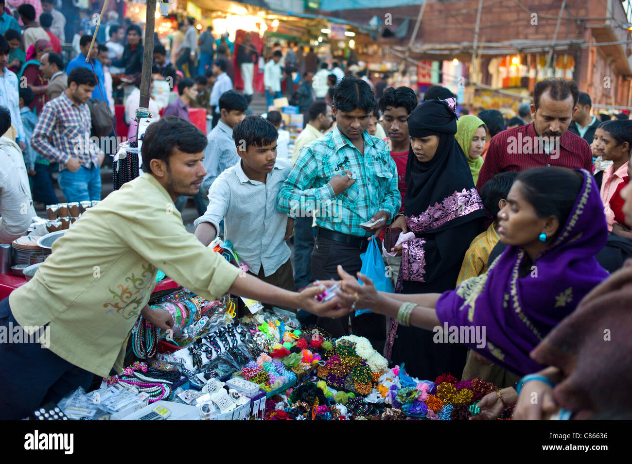 Muslimische Frauen Einkaufen bei Meena Bazar Markt in muslimischen Bereich von Alt-Delhi, Indien Stockfoto