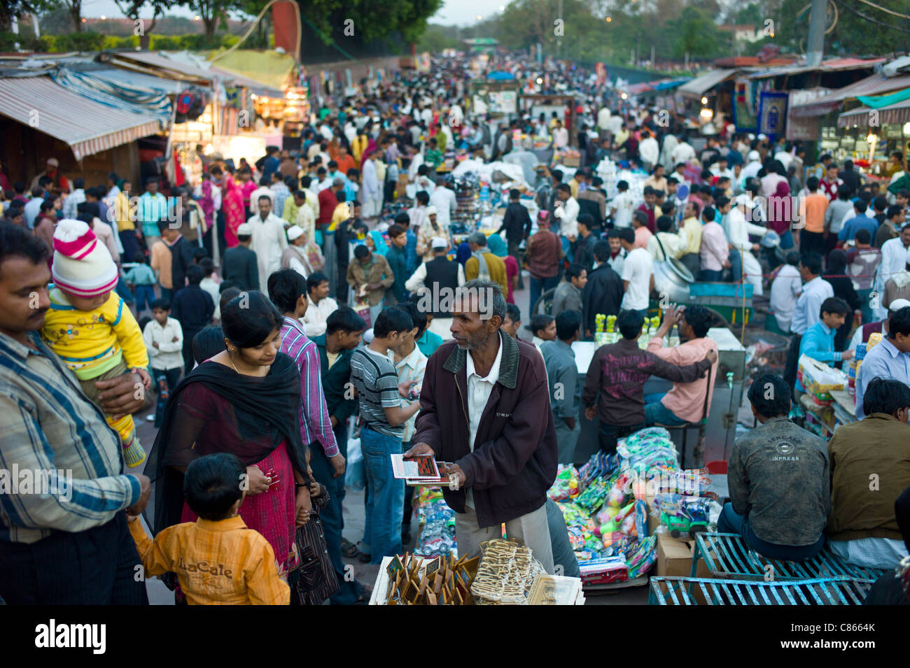 Meena Bazar und Snack Lebensmittelmarkt in muslimischen Bereich von Alt-Delhi, Indien Stockfoto