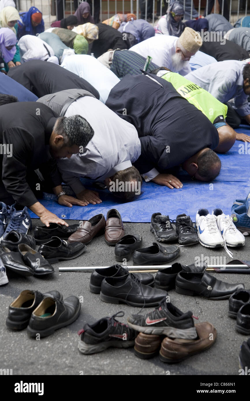 2011: muslimische amerikanische Parade. Madison Avenue, New York City. Aufruf zum Gebet, bevor die Parade beginnt. Stockfoto