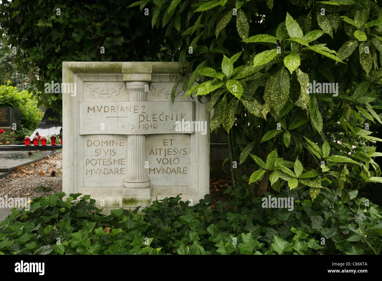 Grabstein des Architekten Jože Plečnik am Grab seines Bruders Janez Plečnik auf dem Zentralfriedhof von Žale in Ljubljana, Slowenien. Stockfoto