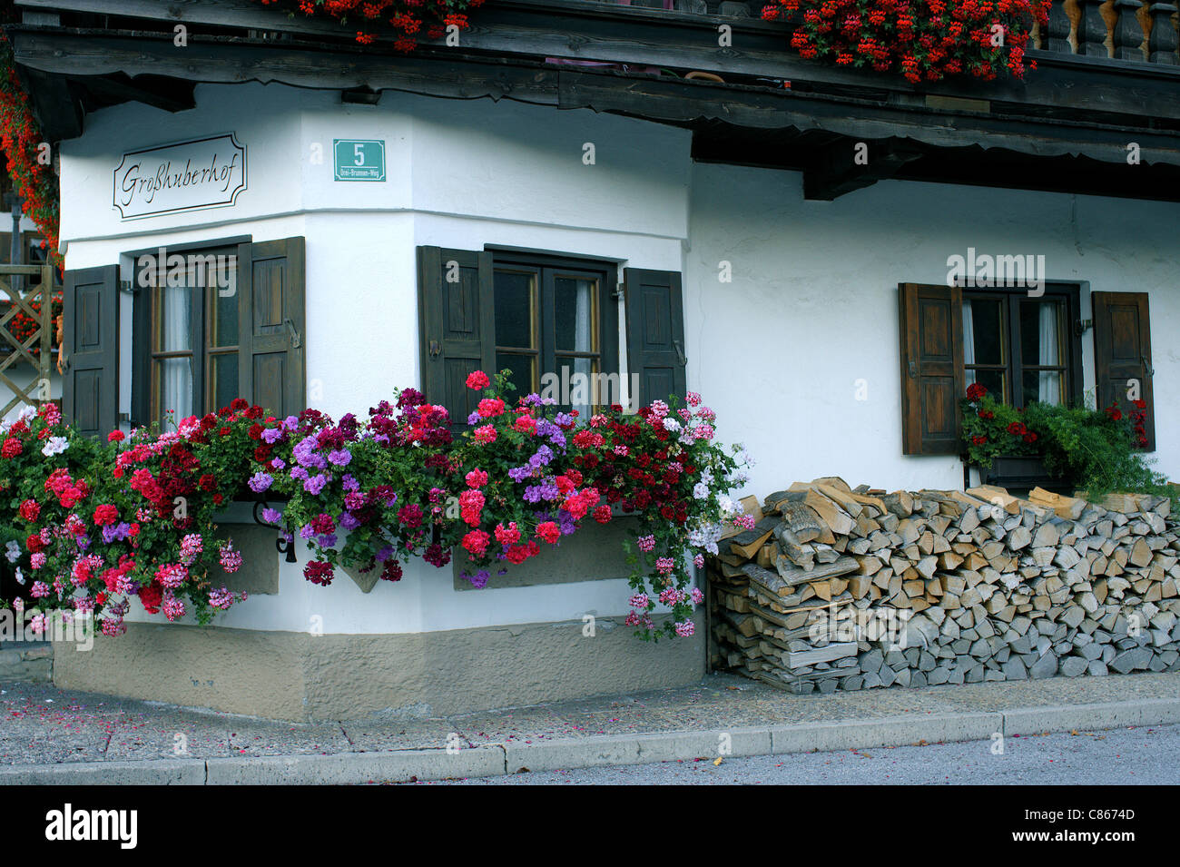 Typisch bayerische Haus in Blumen Kiefersfelden Bayern Deutschland Stockfoto