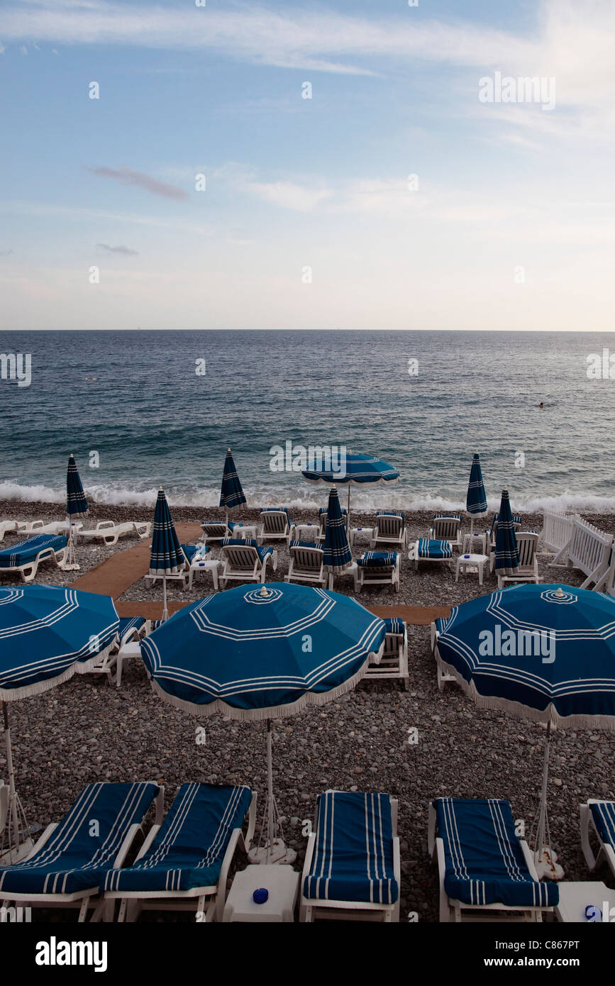 Sonnenschirme und leere Liegestühle am Strand Stockfoto