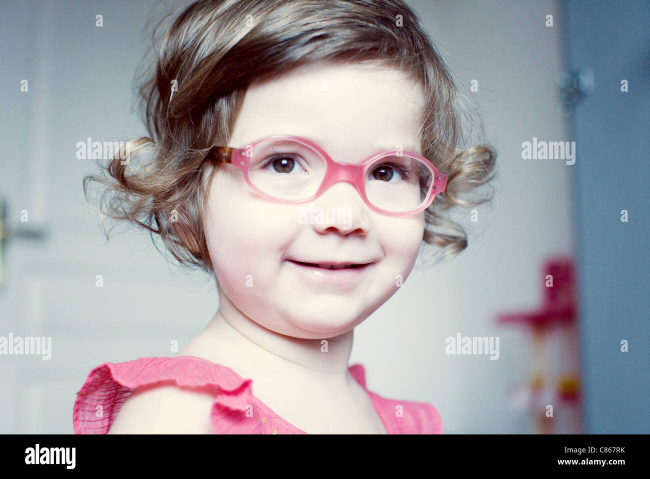 Mädchen mit Brille Mädchen mit Brille