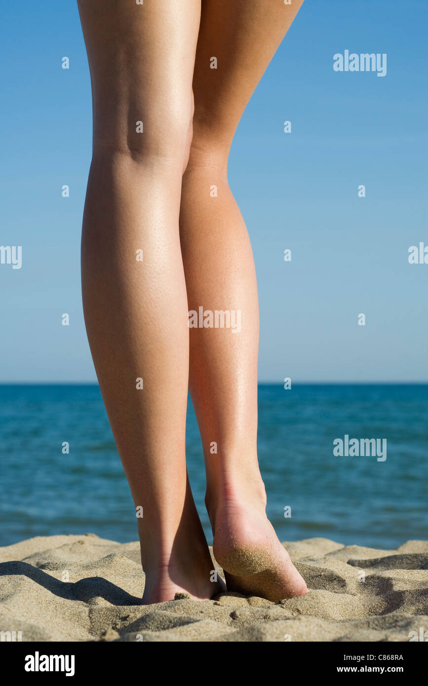 Nackte Frauenbeine am Strand, Rückansicht Stockfotografie - Alamy