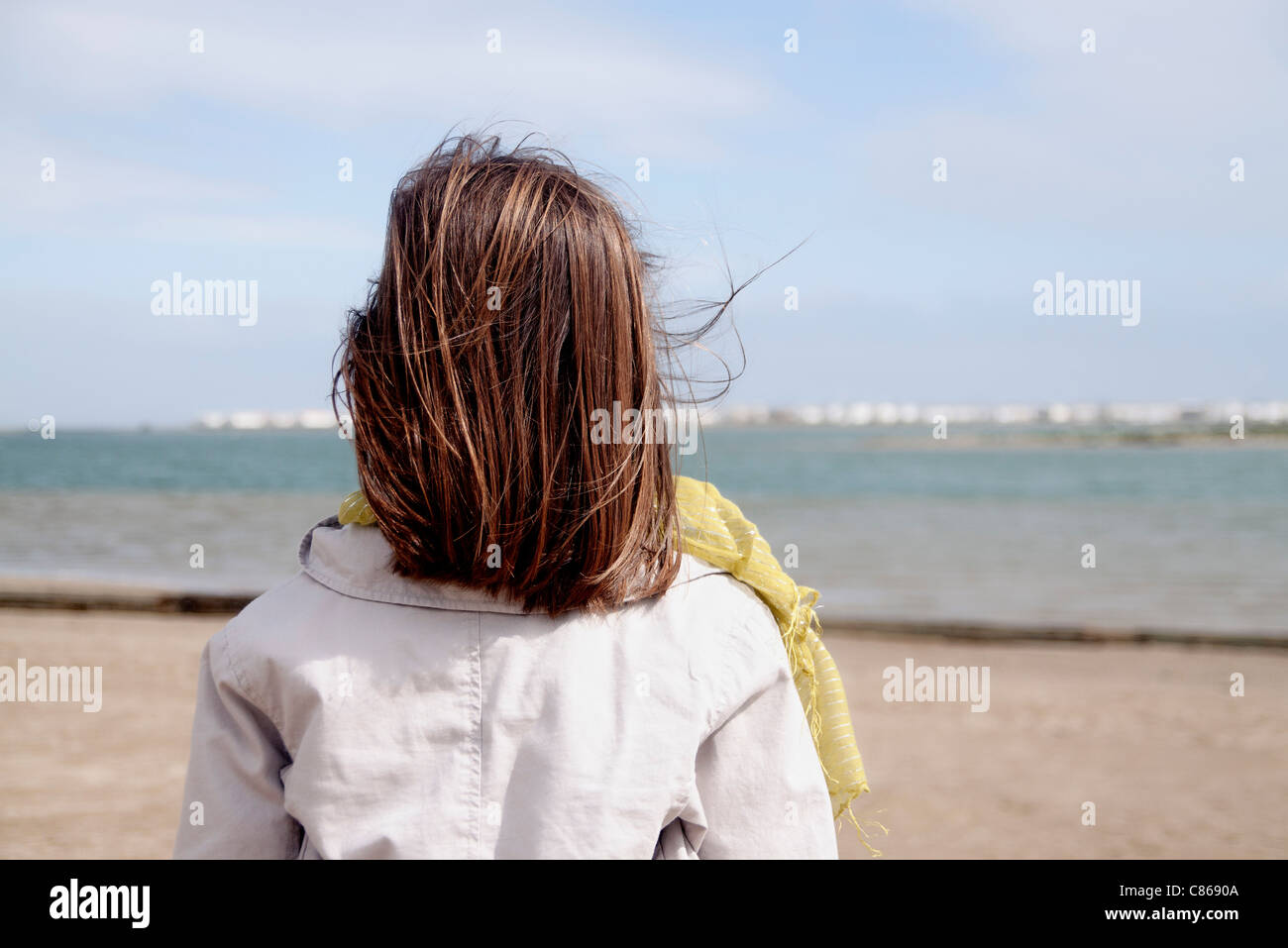 Mädchen auf der Suche am Ozean, Rückansicht Stockfoto