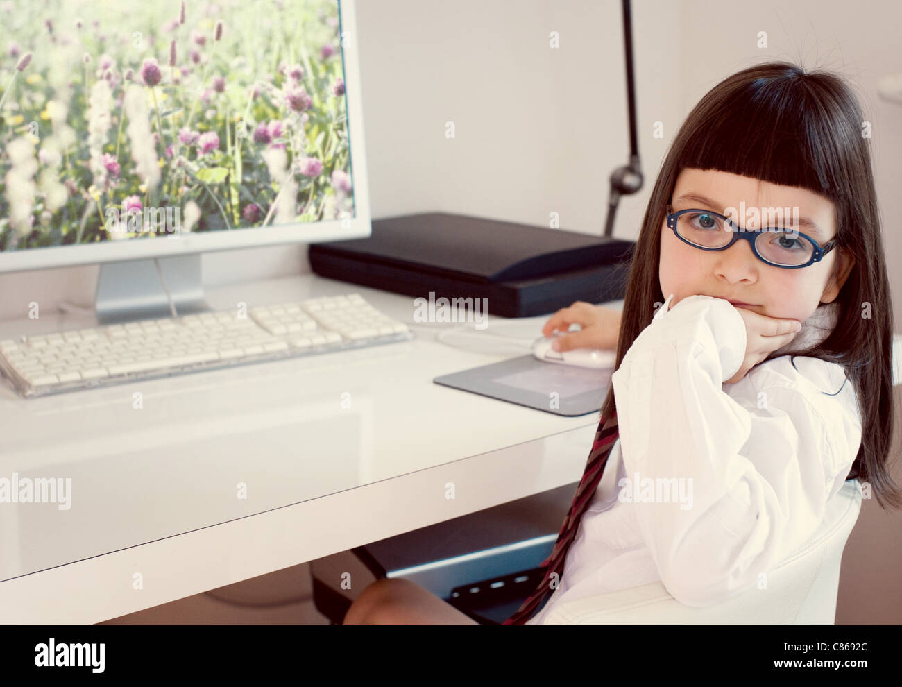 Mädchen sitzen vor Desktop-computer Stockfoto