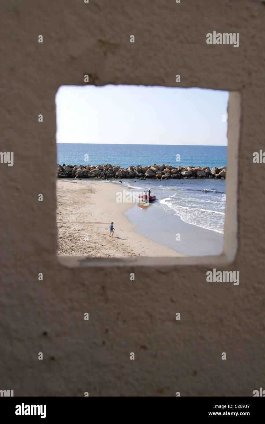 Blick auf Strand und Meer durch Fenster Stockfoto