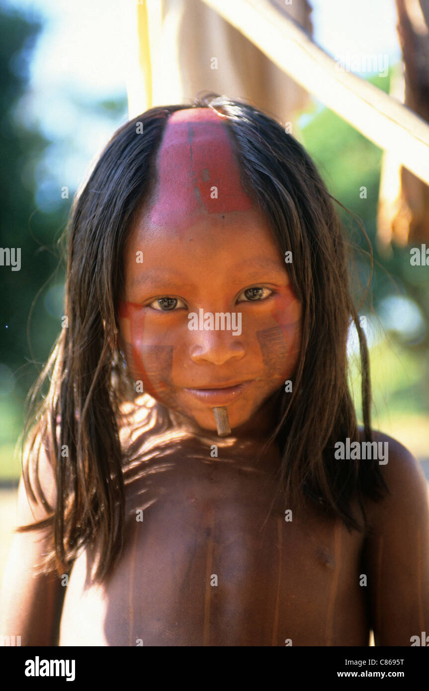 Bacaja Dorf, Amazonas, Brasilien. Junge mit Botoque Lippe Platte Loch, rasierten Kopf, Körper und Gesicht malen; Xicrin Stamm. Stockfoto