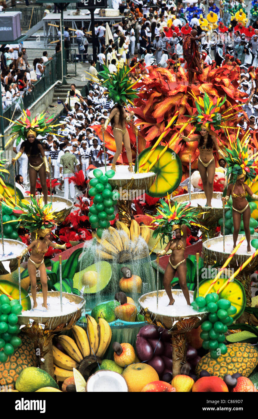 Rio De Janeiro, Brasilien. Samba-Schule-Schwimmer; Frucht Cocktail mit sechs spärlich bekleideten Mädchen Thema; Karneval. Stockfoto