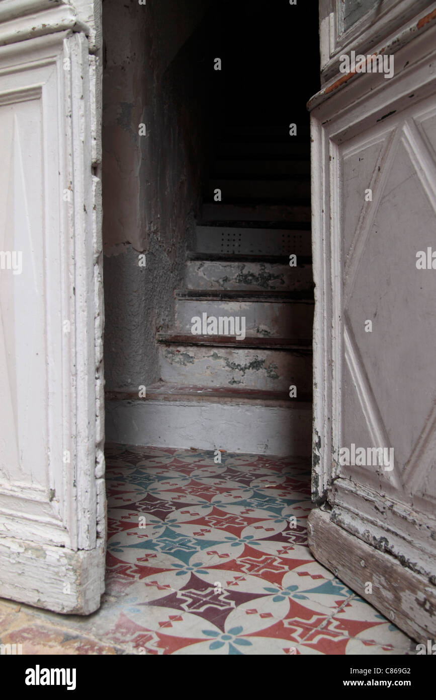 Halboffene Tür zum Treppenhaus Stockfoto