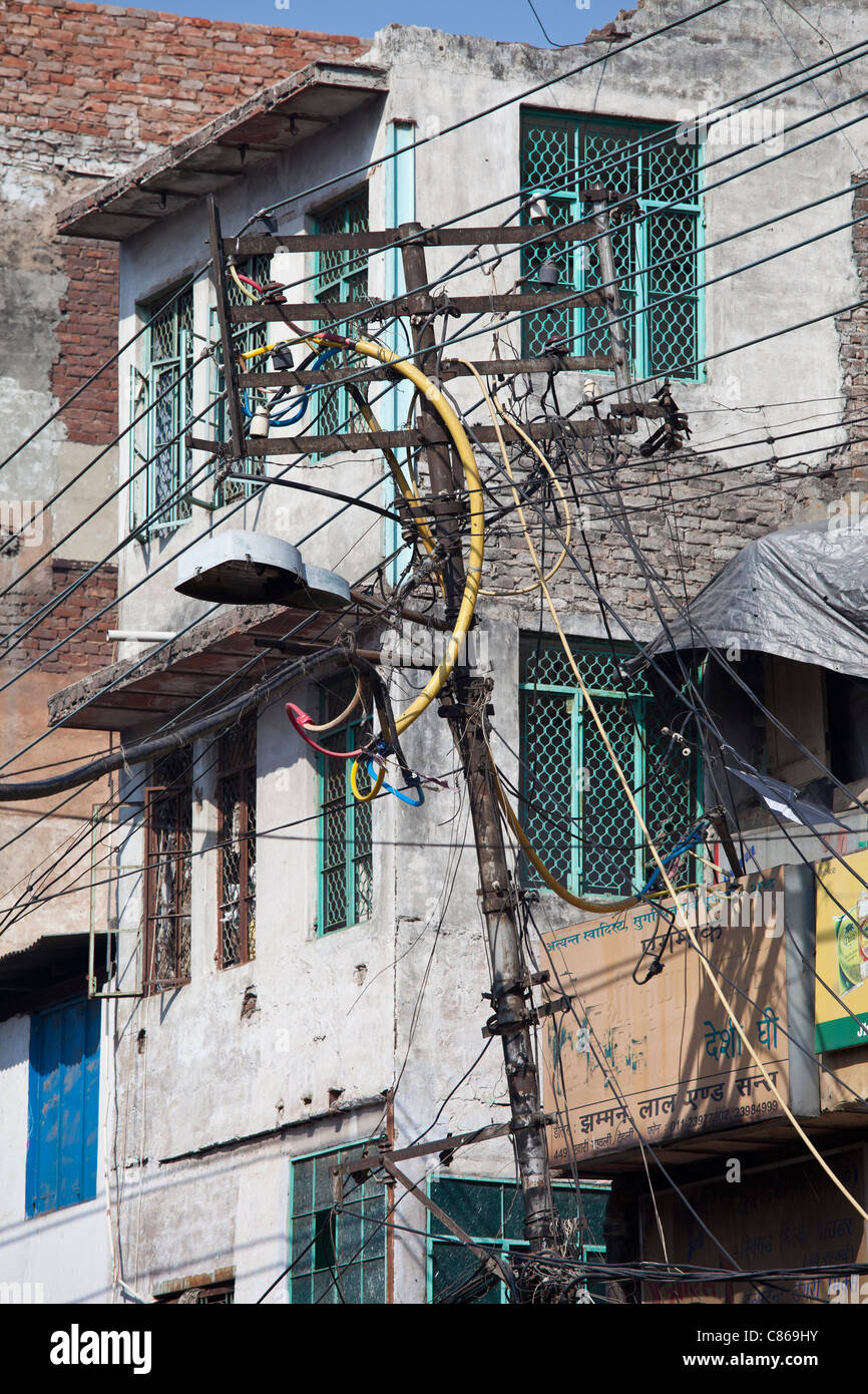 Strommast auf Khari Baoli, Alt-Delhi, Indien Stockfoto
