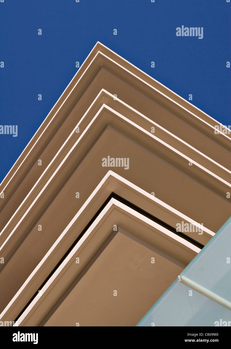 Gebäude Traufe, niedrigen Winkel Ansicht, beschnitten Stockfoto