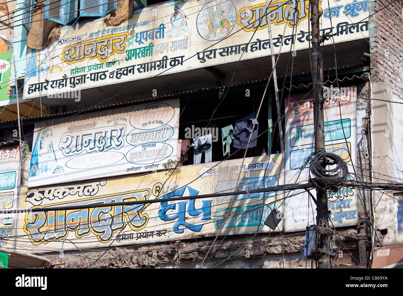 Strommast auf Khari Baoli, Alt-Delhi, Indien Stockfoto