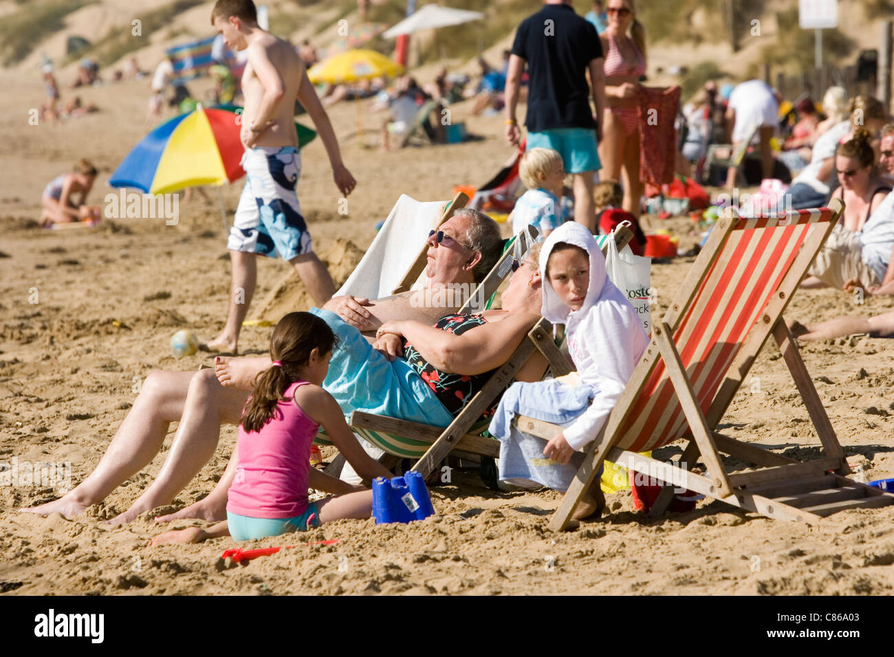 Britische Touristen genießen die Sonne auf Camber Sands in East Sussex Vereinigtes Königreich Stockfoto