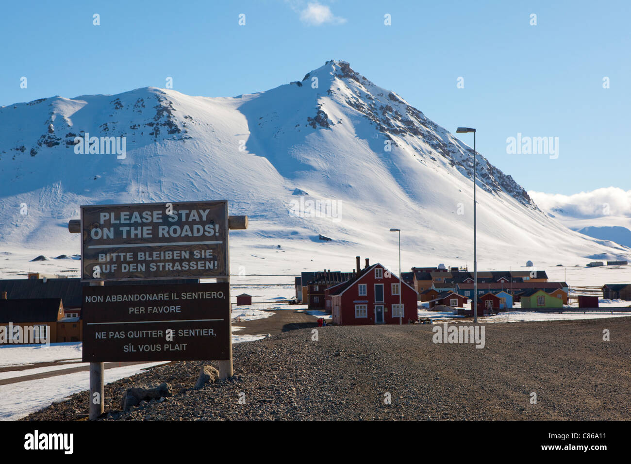 Warnzeichen für Touristen und Besucher an der internationalen wissenschaftlichen Forschungsbasis von Ny Alesund, Svalbard. Stockfoto