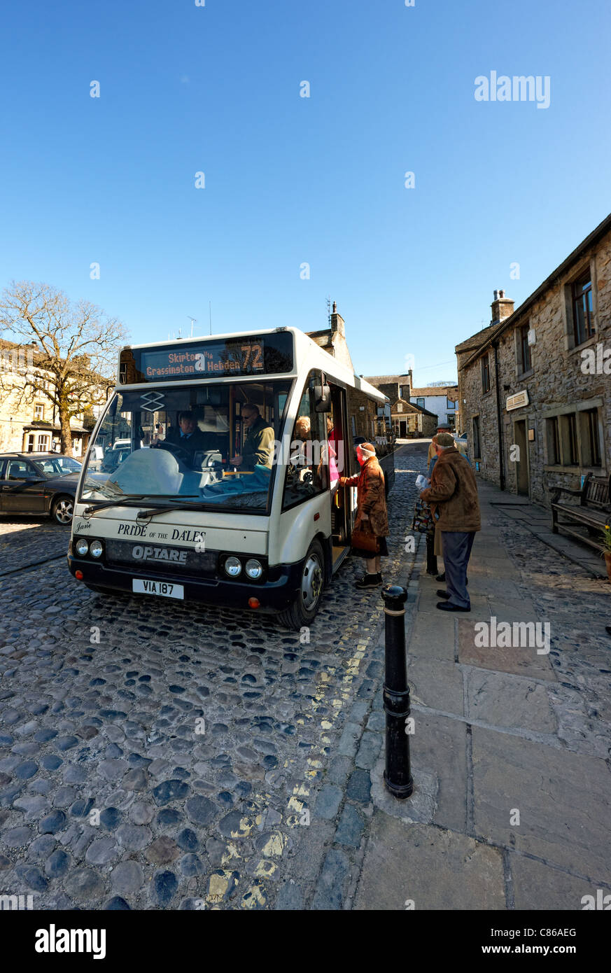 Den Stolz der Dales Bus in den Yorkshire Dales Dorf Grassington einsteigen Stockfoto