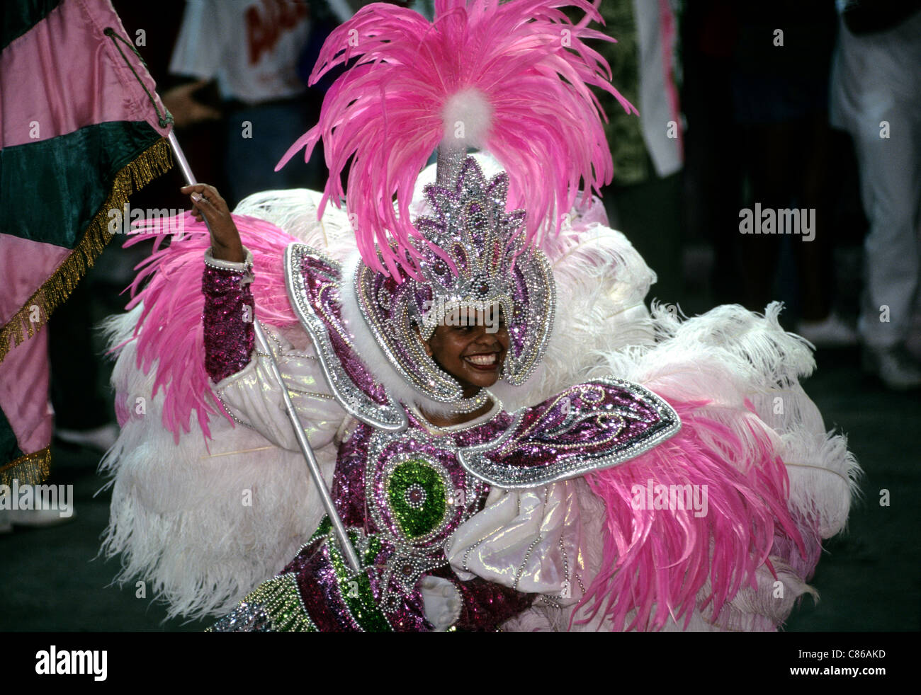 Rio De Janeiro, Brasilien. Sambaschule Mangueira Fahnenträger in rosa und weißen Federn und Pailletten; Karneval. Stockfoto