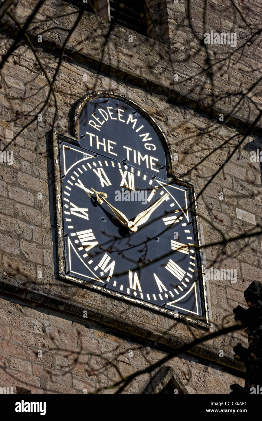 Einlösen der Zeit - Ziffernblatt auf die Pfarrkirche St. Johannes der Täufer, Knaresborough, North Yorkshire UK Stockfoto