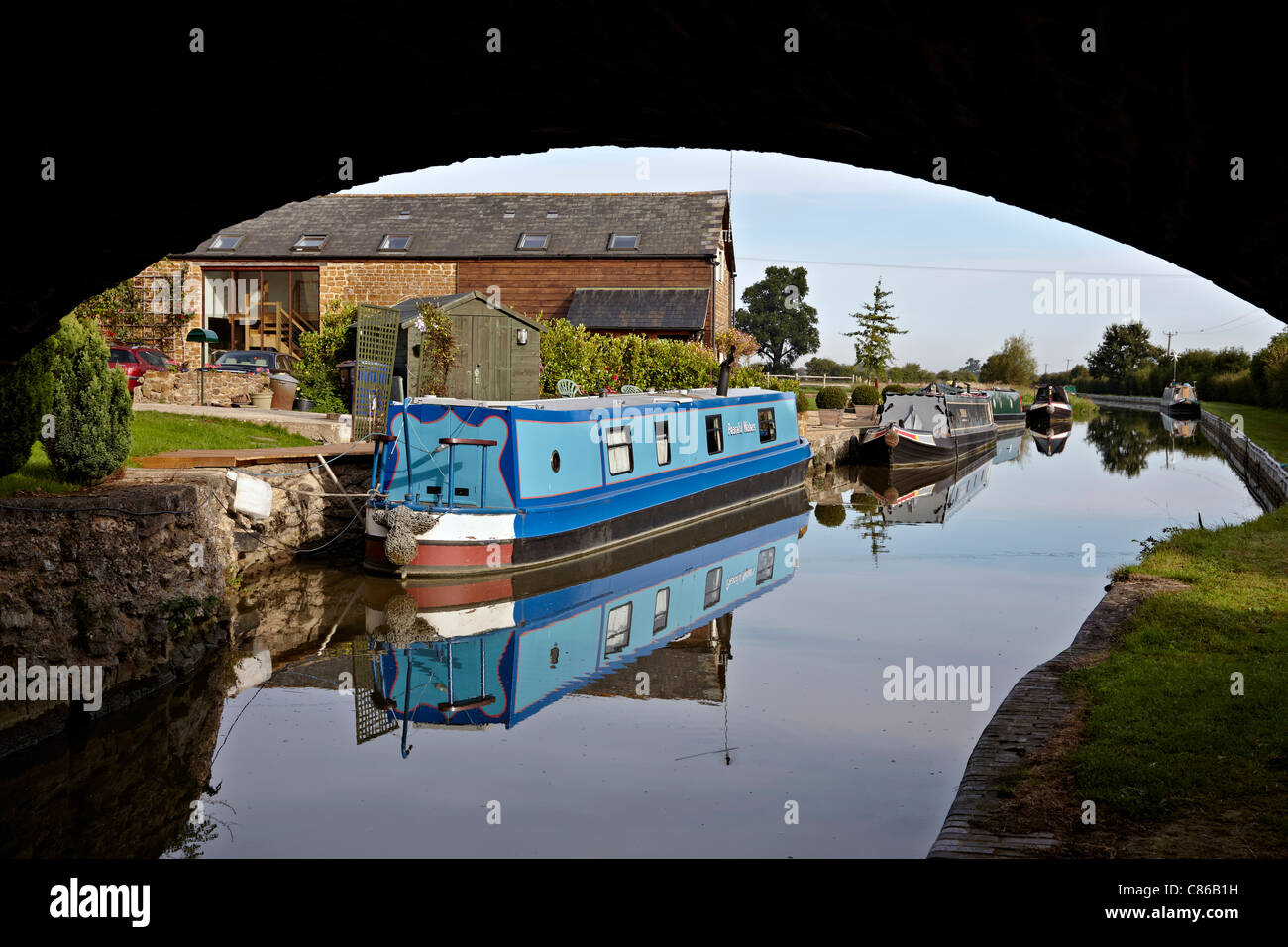 Das Kanalboot UK liegt an der Kings Sutton Lock, Nr Banbury Oxfordshire England Stockfoto