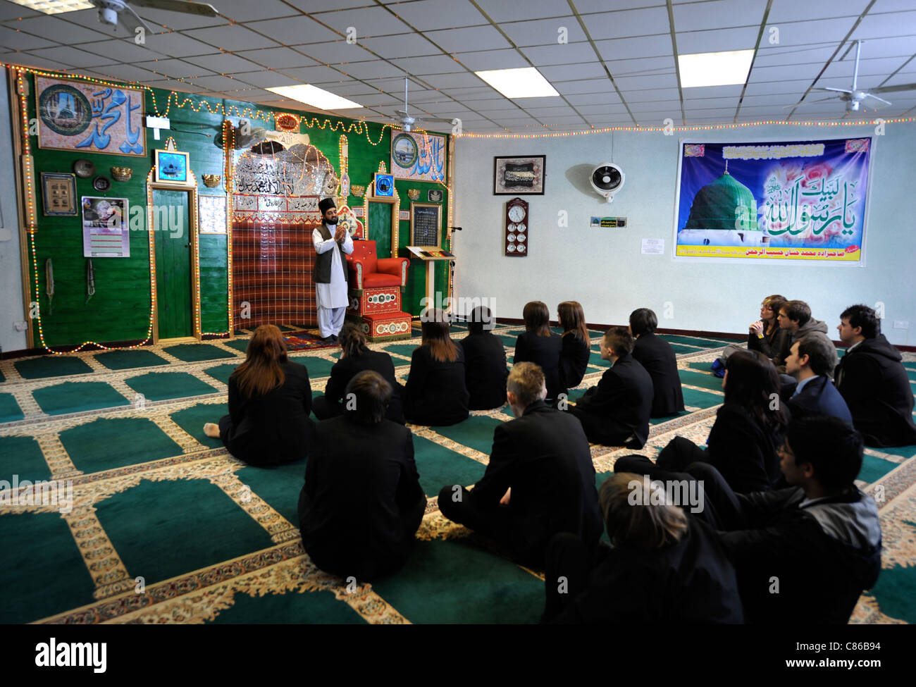 Kinder von Mitchell High School, Stoke-on-Trent hören Sie einen Vortrag von Sheik Hanif Tunstall Moschee, während eine Gemeinschaft Cohe Stockfoto