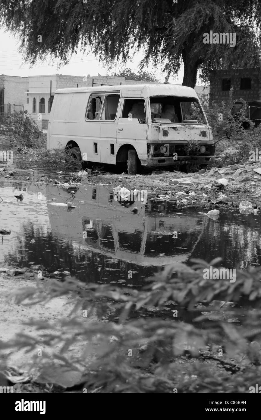 Ausgebrannt, Krankenwagen liegt an der Seite von der Straße in Jaisalmer, Indien Stockfoto