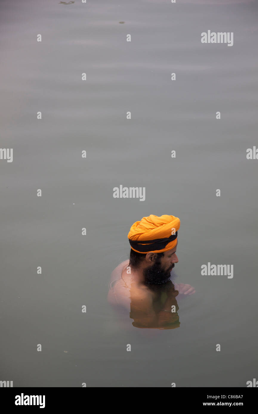 Ein Sikh beten auf den goldenen Tempel in Amritsar, Indien. Stockfoto