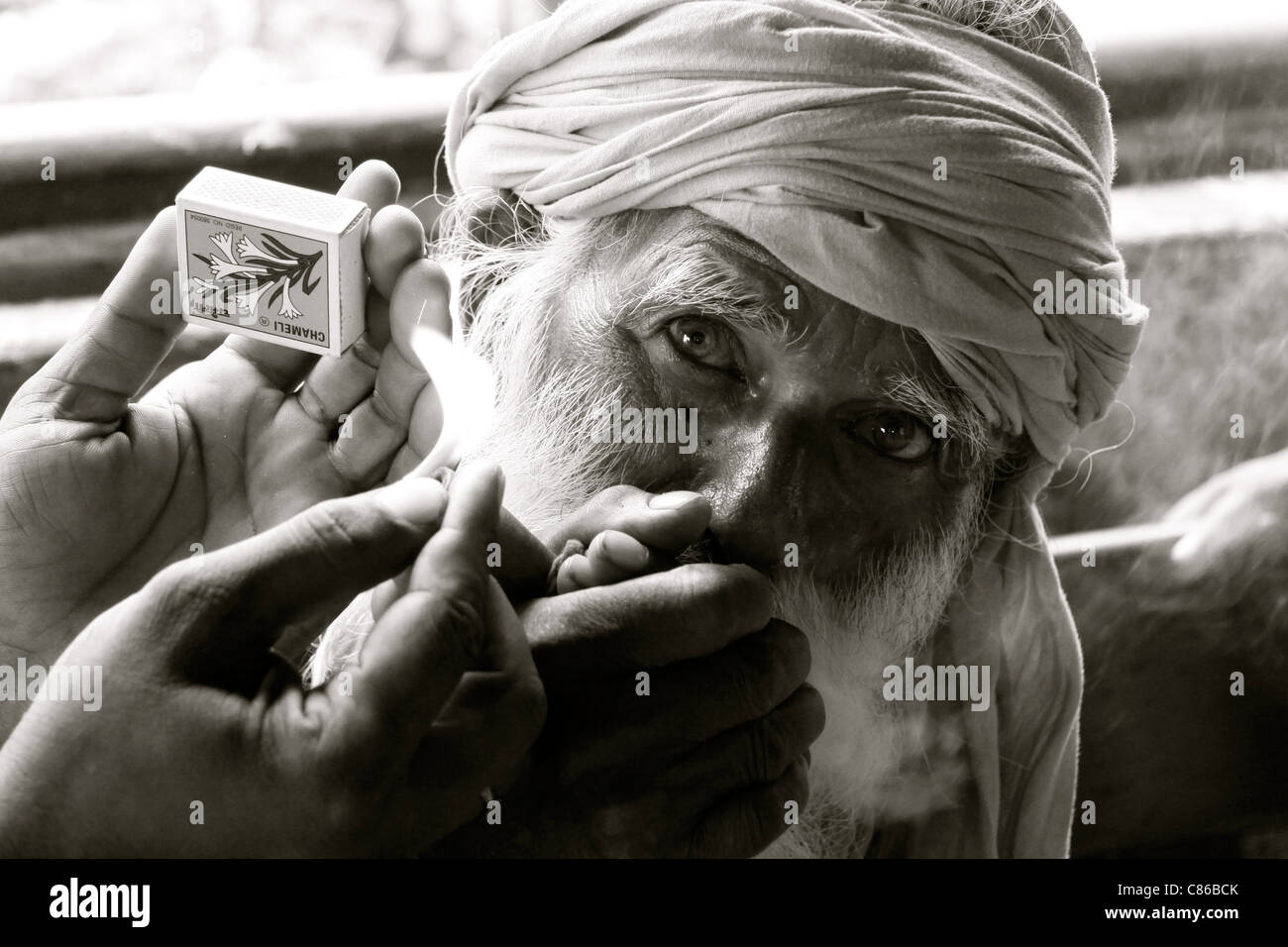 Ein indischer Mann Rauchen von Opium in einem verlassenen Gebäude, Varanasi, Indien Stockfoto