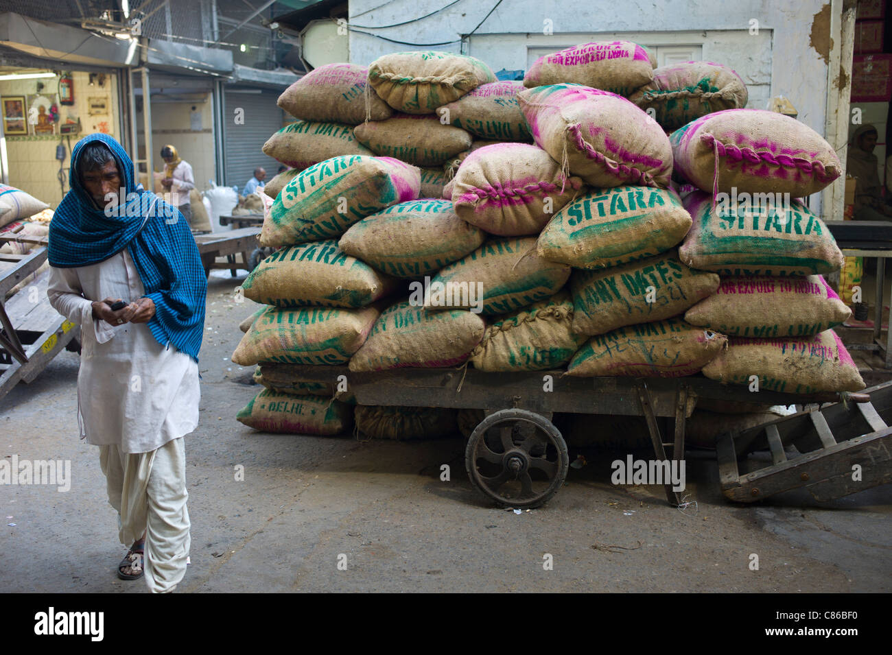 Säcke voller Termine im Khari Baoli Gewürze und getrocknete Lebensmittel-Markt in Alt-Delhi, Indien Stockfoto