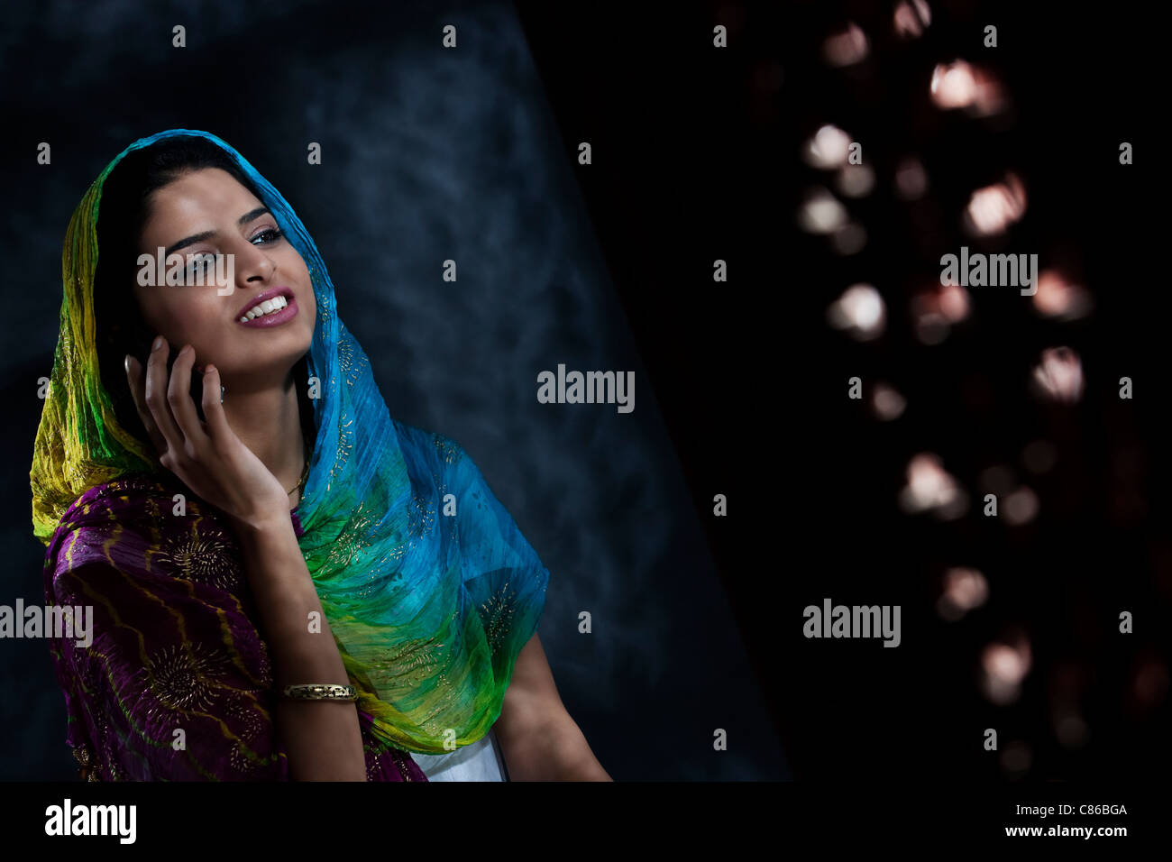 Muslimische Frau am Telefon sprechen Stockfoto