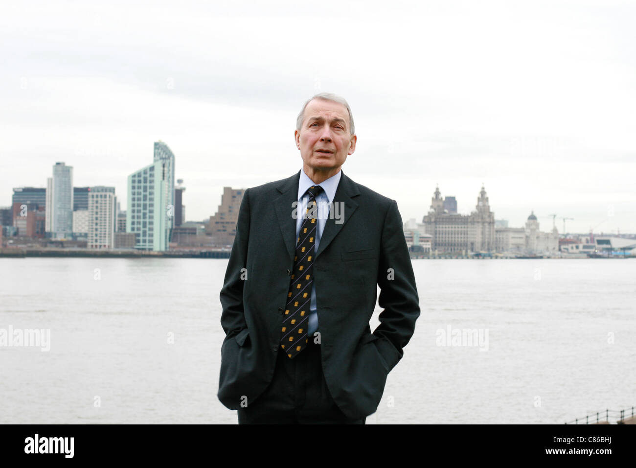 MP Frank Field steht in seinem Wahlkreis, Birkenhead, mit Blick auf den Fluss Mersey und Liverpool Stockfoto