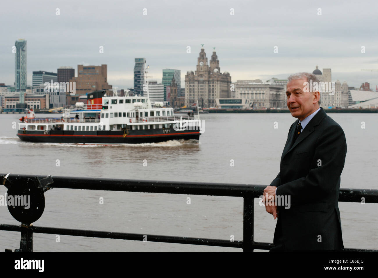 MP Frank Field Blick aus seinem Wahlkreis, Birkenhead, mit der Mersey Ferry und Liverpool im Hintergrund. Stockfoto