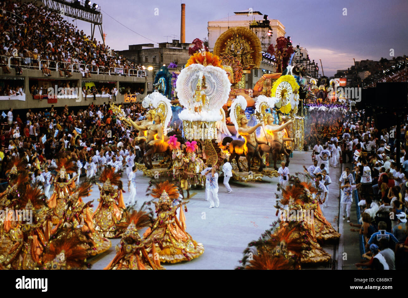 Rio De Janeiro, Brasilien. Karneval; Sambaschule Beija Flor schweben mit Zentauren auf der Parade in das Sambadrome Sapucai. Stockfoto