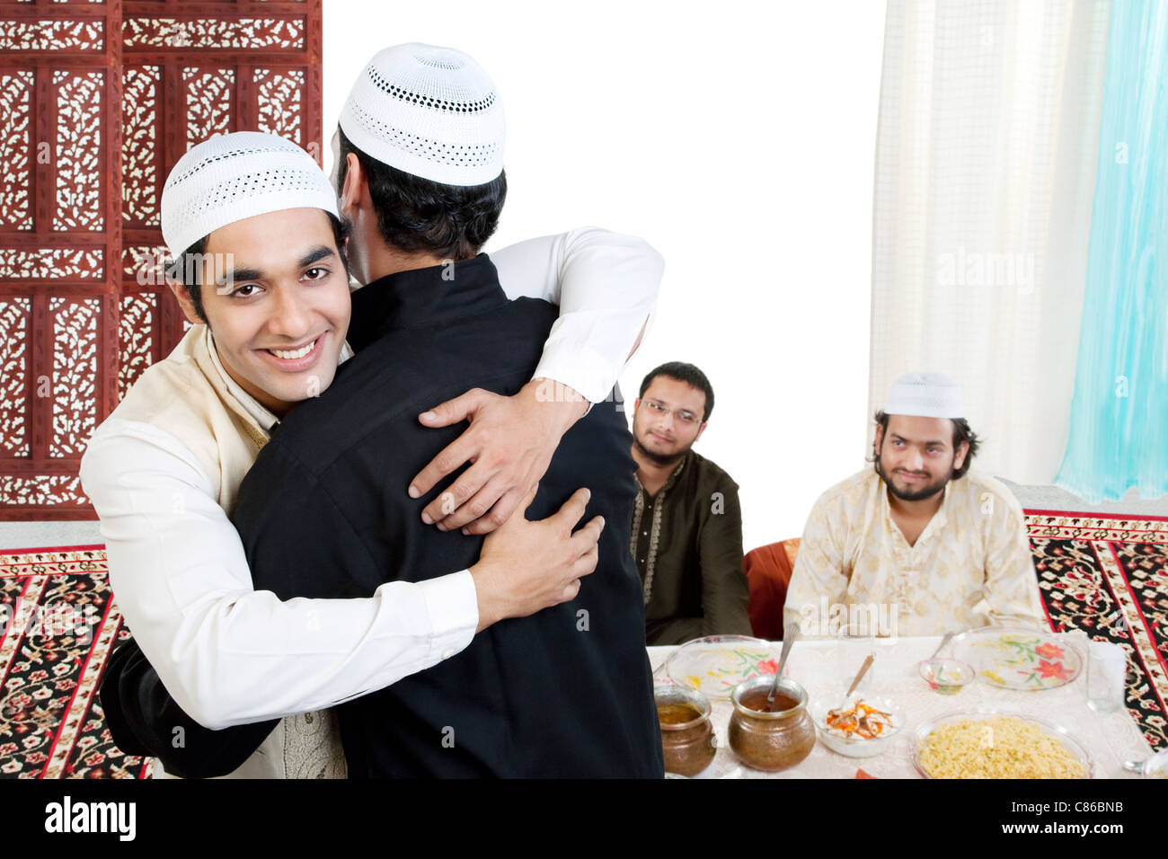 Muslimische Männer umarmen einander Stockfotografie Alamy Muslimische Männer umarmen einander Stockfotografie Alamy