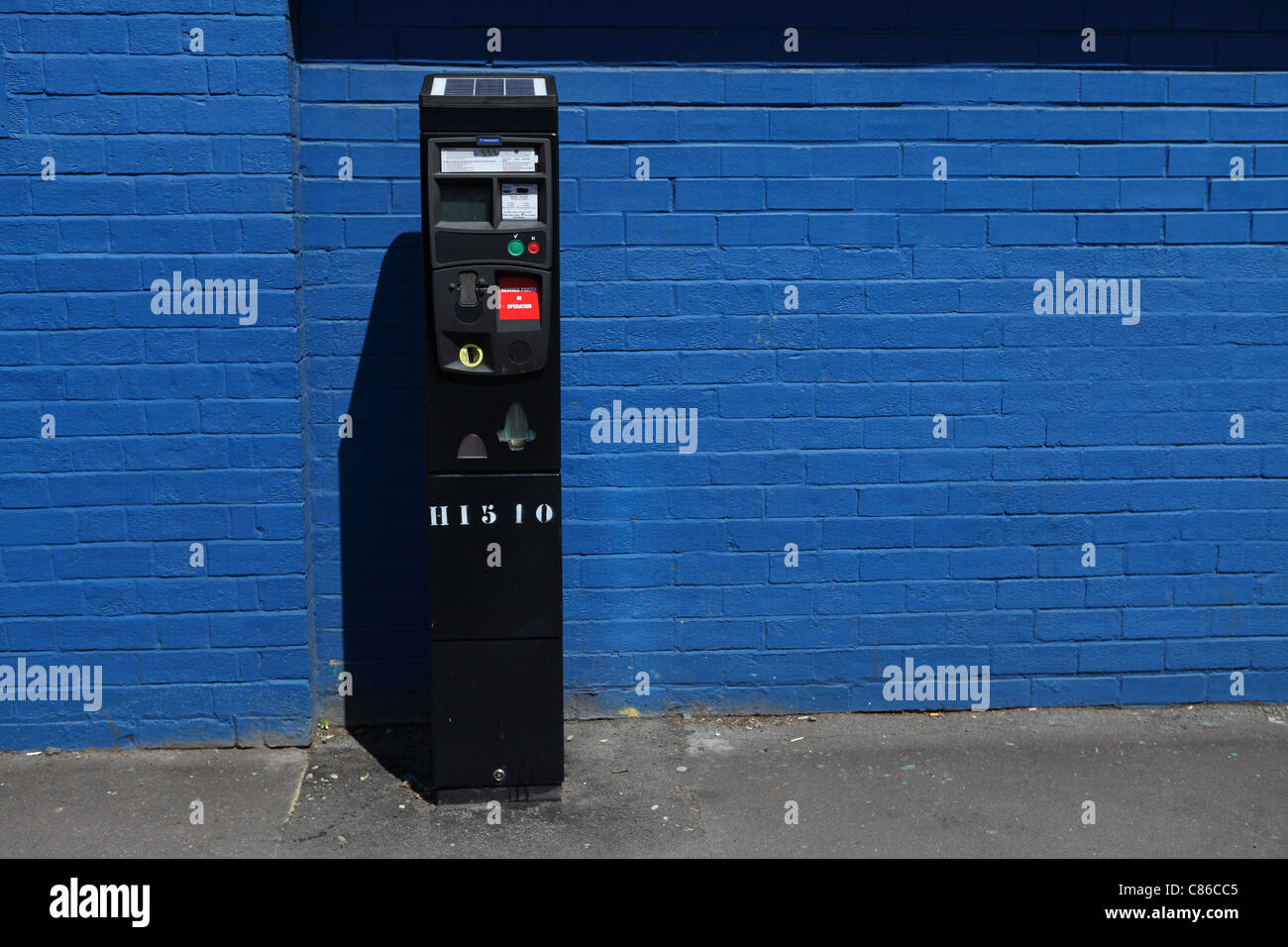 Parkuhr vor einer blauen Wand Stockfoto