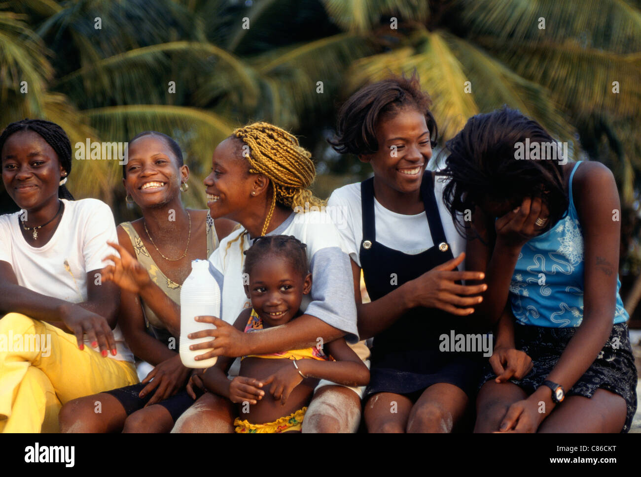 Libreville, Gabun. Gruppe von Mädchen und Frauen unterschiedlichen Alters lachen. Stockfoto