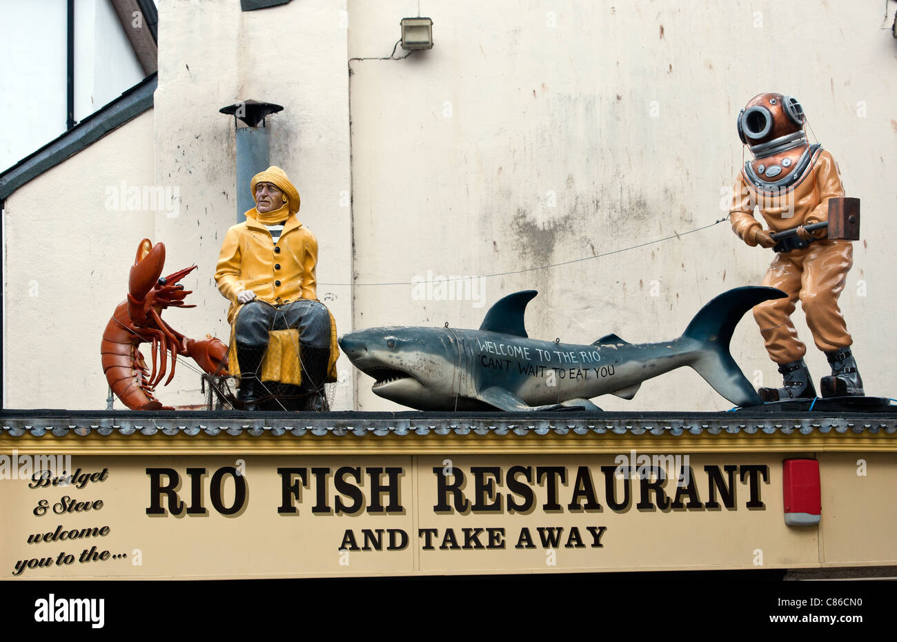 Rio-Fisch-Restaurant, Hafen von Brixham, Brixham, Devon, UK: Display am Dach der Räumlichkeiten. Stockfoto