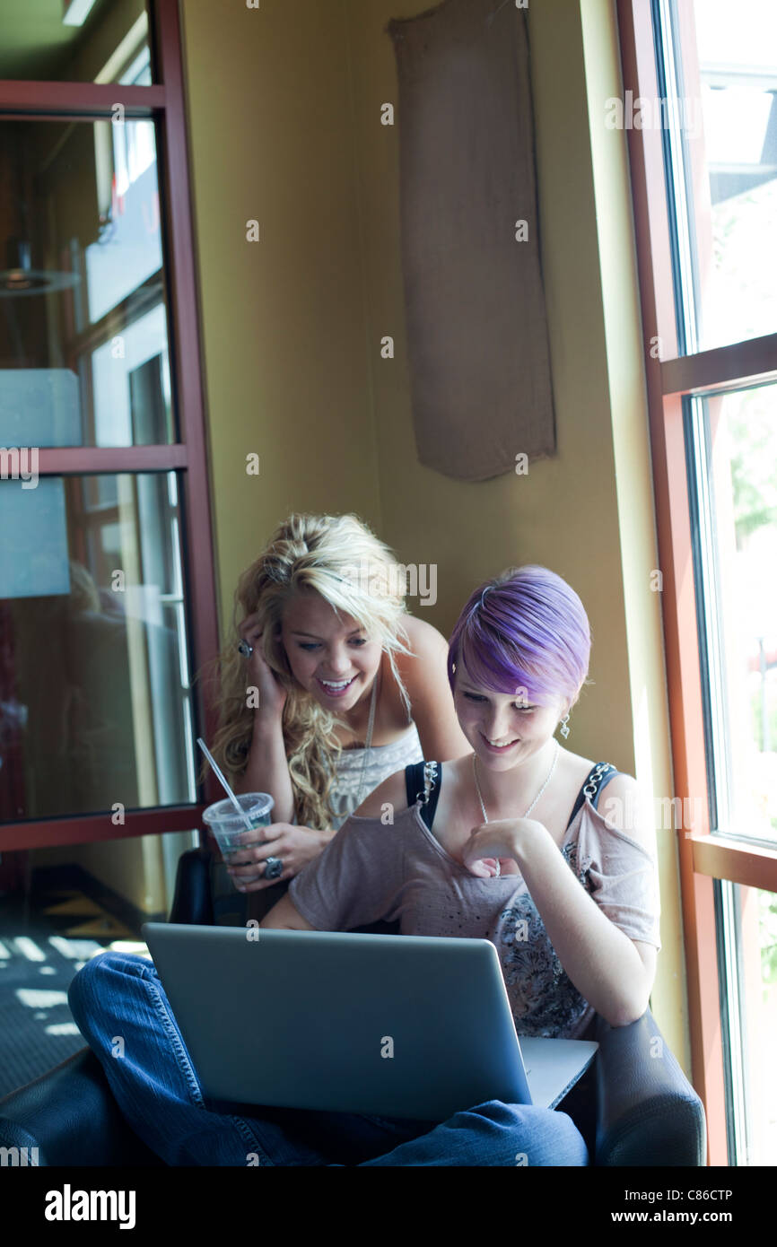 Jugendliche Mädchen im Café-Bar mit Laptop im Internet surfen Stockfoto
