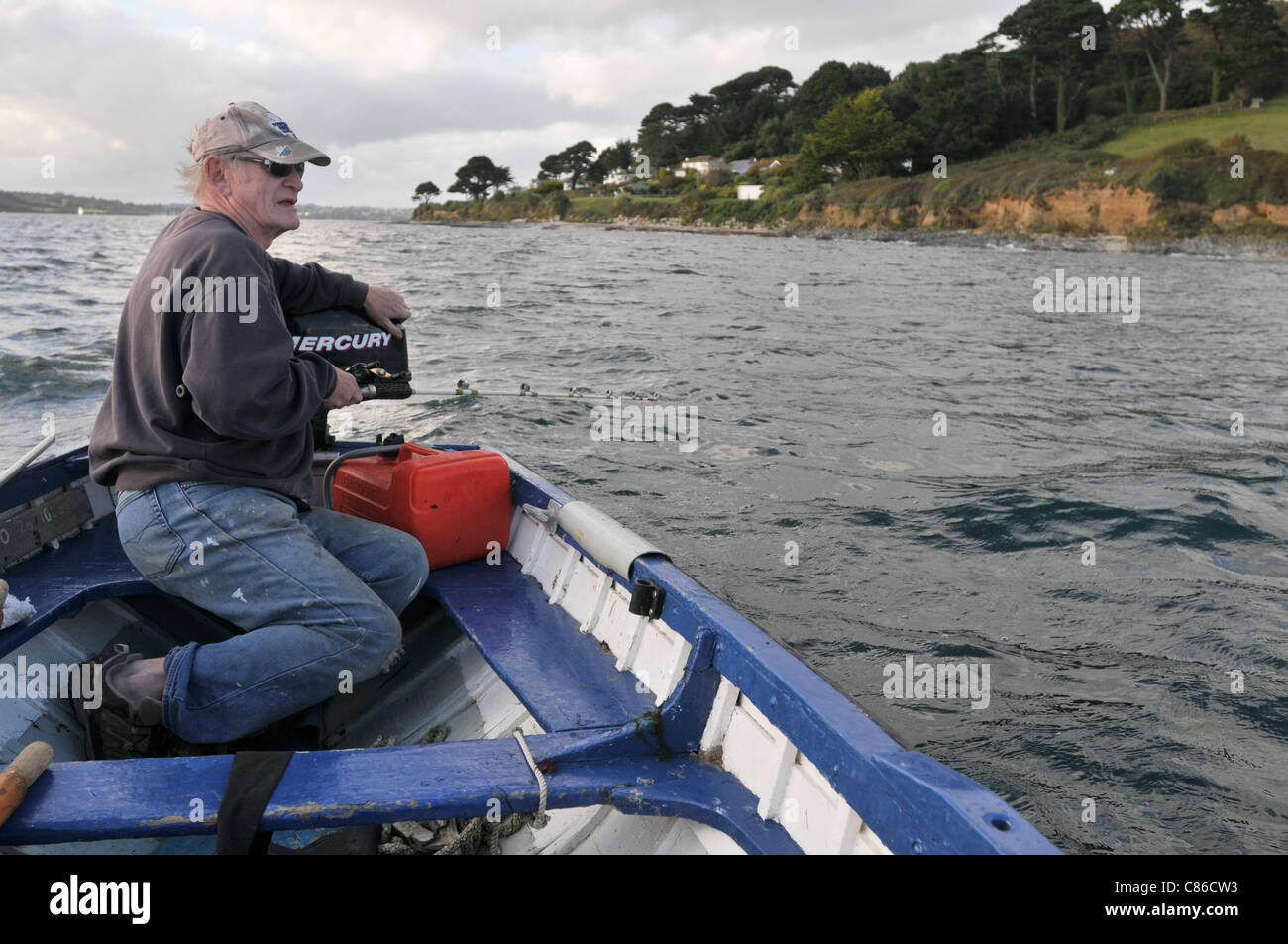 Ein Mann in seiner Mitte der 60er Jahre Angeln im Meer vor den Toren Falmouth Stockfoto