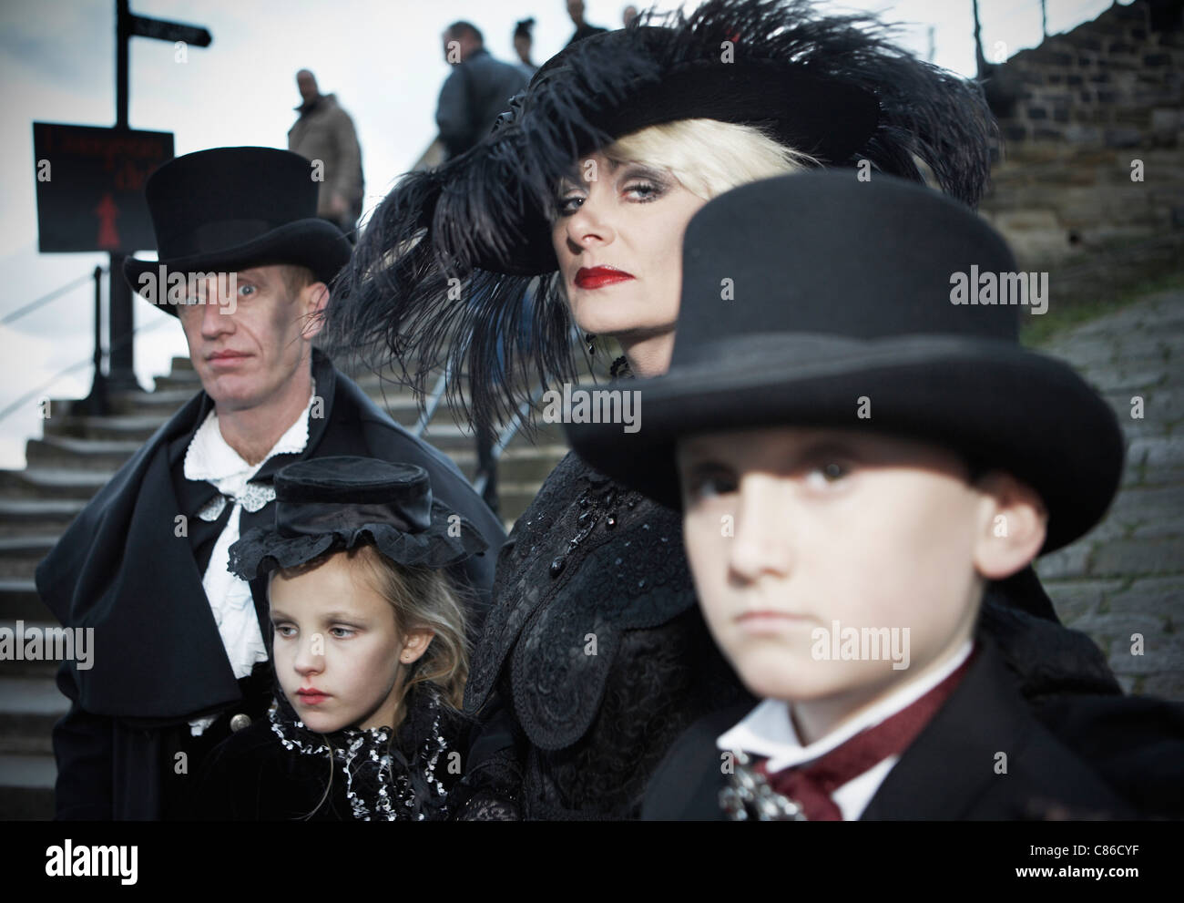 WHITBY; GOTISCHE FAMILIE AUF DEM GOTHIC FESTIVAL Stockfoto