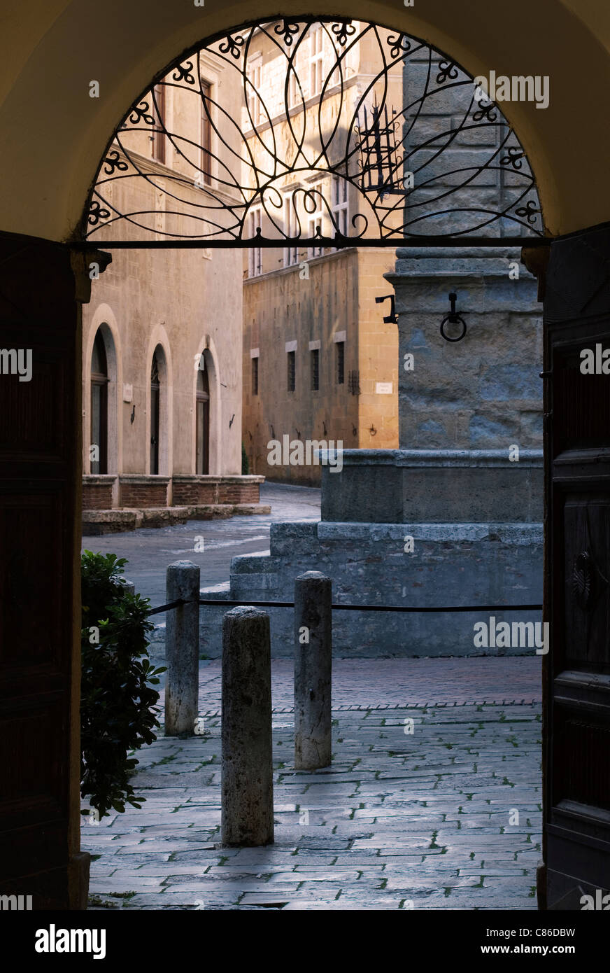 Straßenszene - Pienza, Toskana - am frühen Morgen Tür. Stockfoto