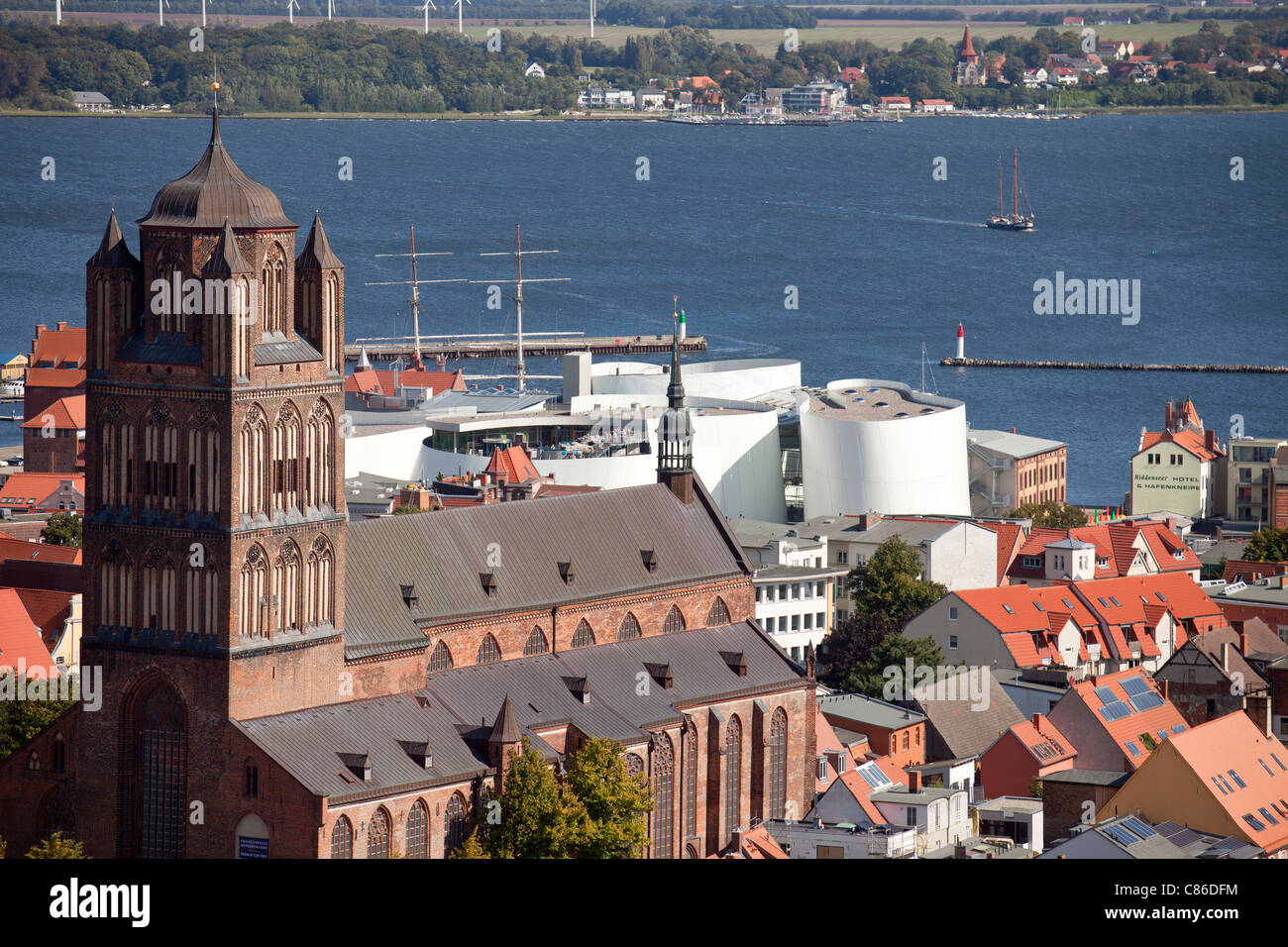 Blick über die Altstadt von Stralsund mit Kirche St. Jakob, Ozeaneum und Rügen Insel, Stralsund, Deutschland Stockfoto