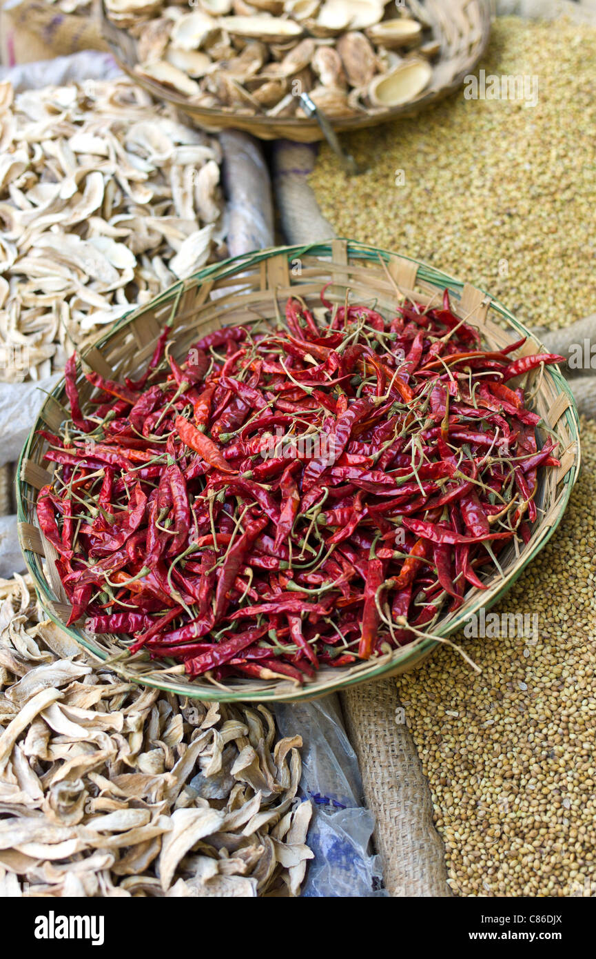 Rote Chilis und getrocknete Mango Skins zum Verkauf an Khari Baoli Gewürze und getrocknete Lebensmittel-Markt, Alt-Delhi, Indien Stockfoto
