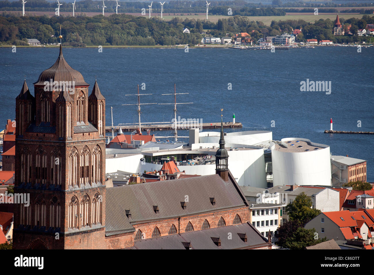 Blick über die Altstadt von Stralsund mit Kirche St. Jakob, Ozeaneum und Rügen Insel, Stralsund, Deutschland Stockfoto