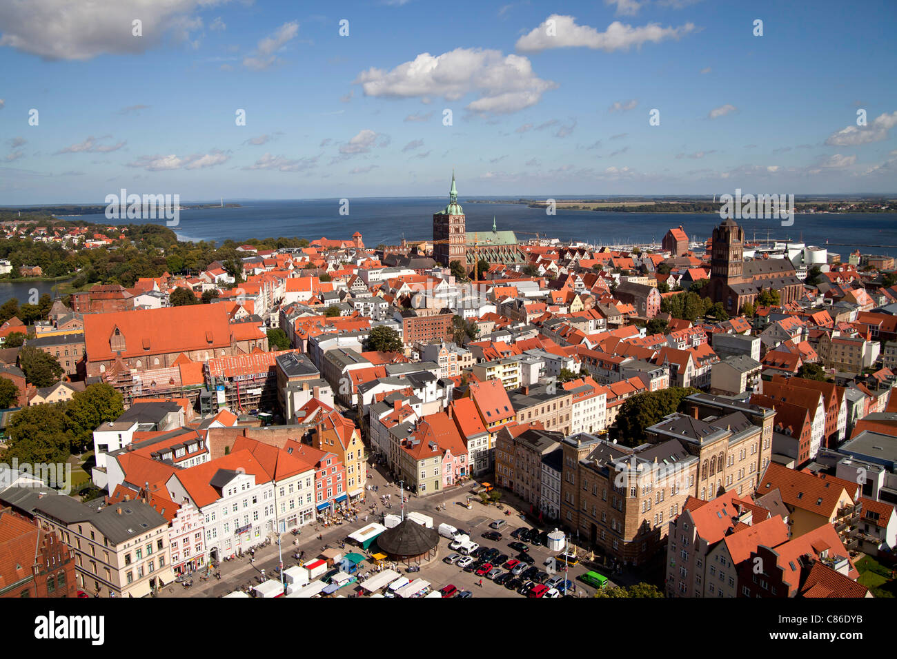 Blick über die Altstadt von Stralsund und Rügen Insel, Hansestadt Stralsund, Mecklenburg-Vorpommern, Deutschland Stockfoto