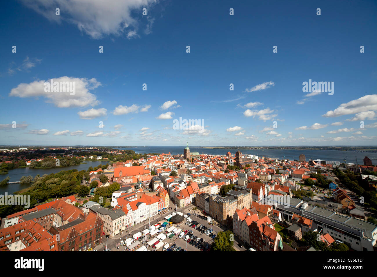 Blick über die Altstadt von Stralsund und Rügen Insel, Hansestadt Stralsund, Mecklenburg-Vorpommern, Deutschland Stockfoto